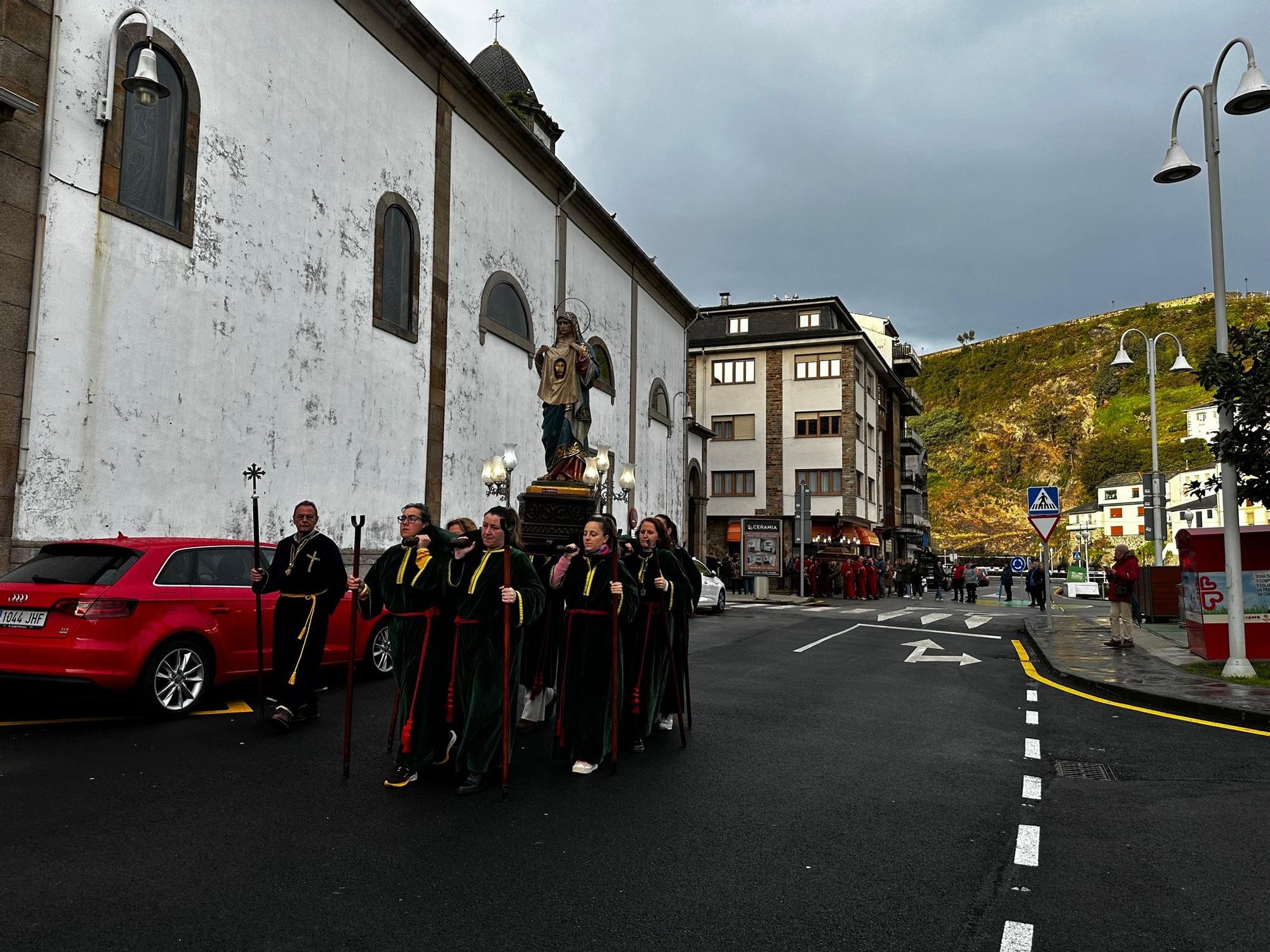 En imágenes: lo mejor de la íntima procesión de la Soledad de Luarca