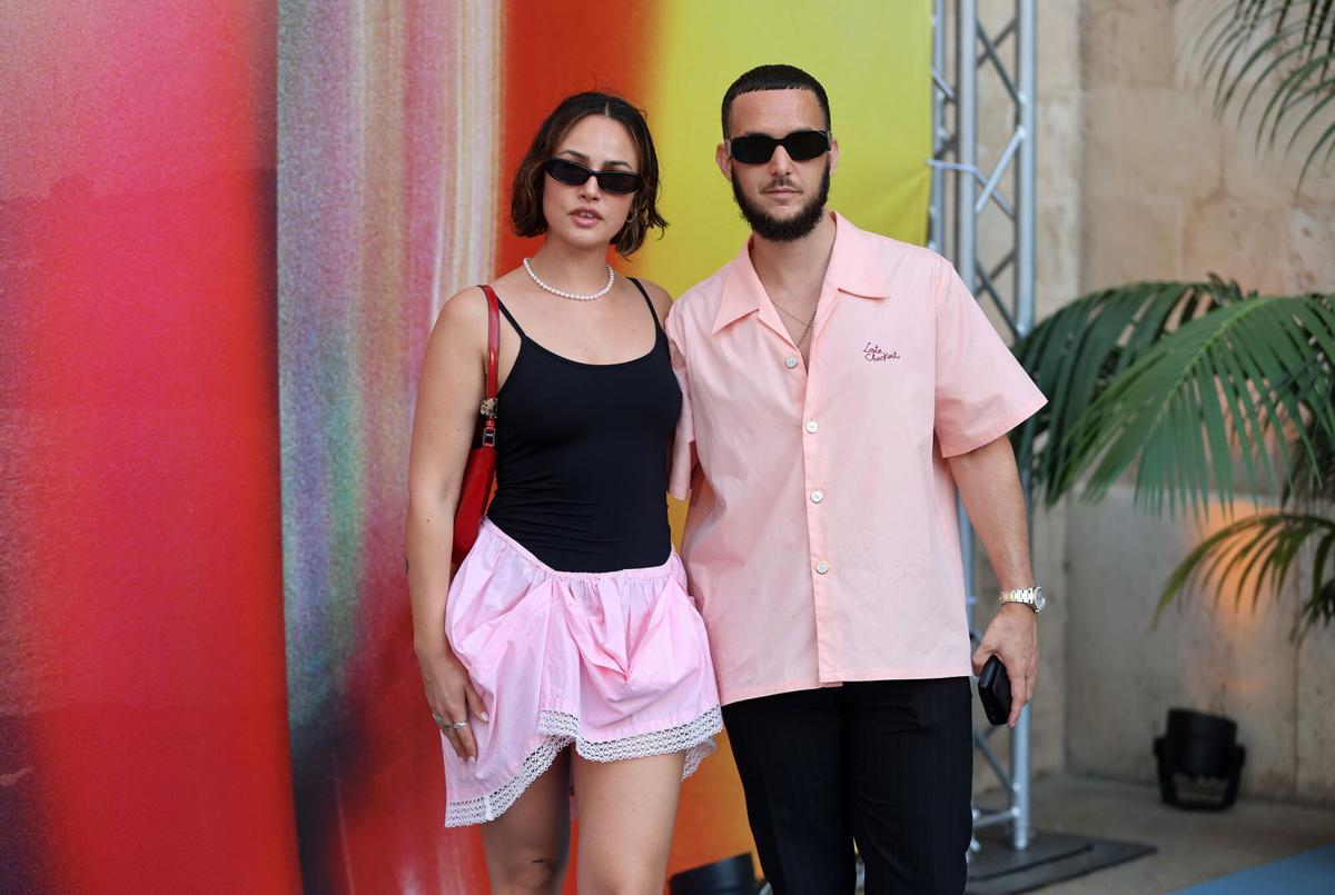 El cantante español C. Tangana y la fotógrafa chilena Rocío Aguirre.