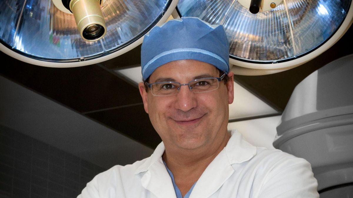 Sánchez Sotelo, el doctor que obró el milagro con Márquez: "Yo también lloré de emoción y descorché champán al verlo ganar"