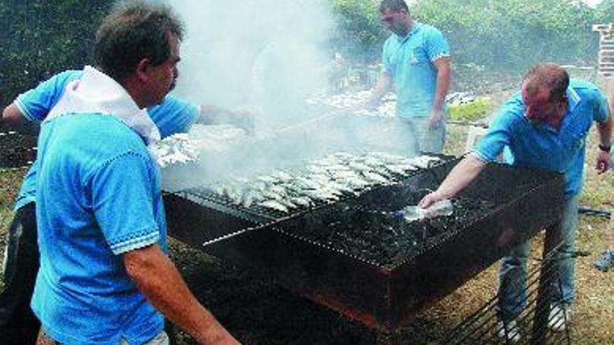 Los organizadores se centraron toda la mañana en el asado de la sardinas. / CARLOS CORTÉS