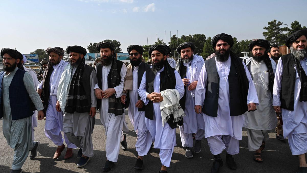Dirigentes talibanes, en el aeropuerto de Kabul, este martes.