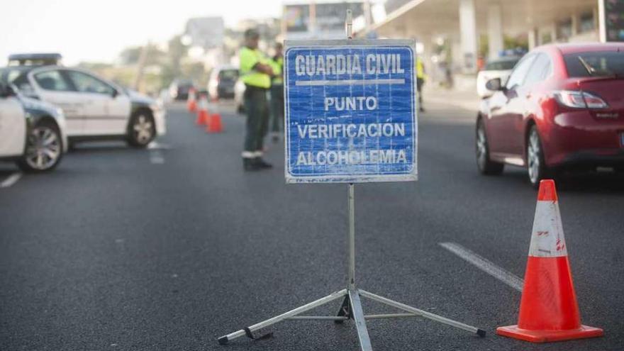 Señalización de un control de alcoholemia en un carretera de A Coruña.