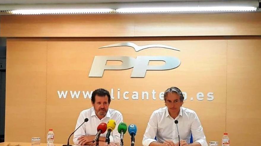 Íñigo de la Serna (derecha) junto a Pepe Císcar durante su visita a la sede popular en Alicante esta mañana.