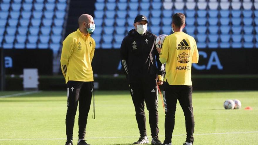 Coudet, en el centro, con dos de sus colaboradores, en un entrenamiento del Celta en Balaídos. |  // RCCV