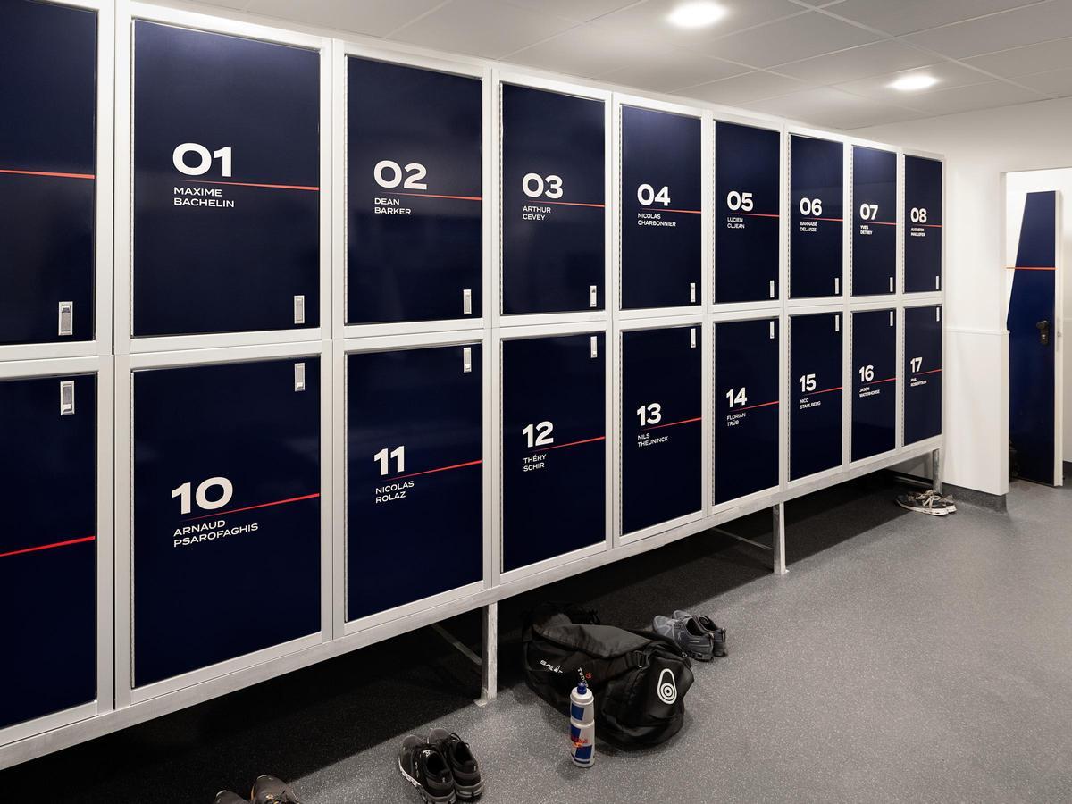 Así es la base del Alinghi en Barcelona