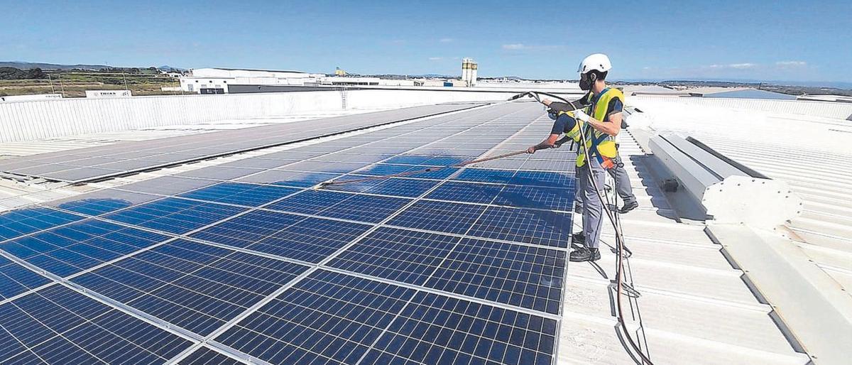 Instalación de paneles solares por parte de Cubierta Solar.