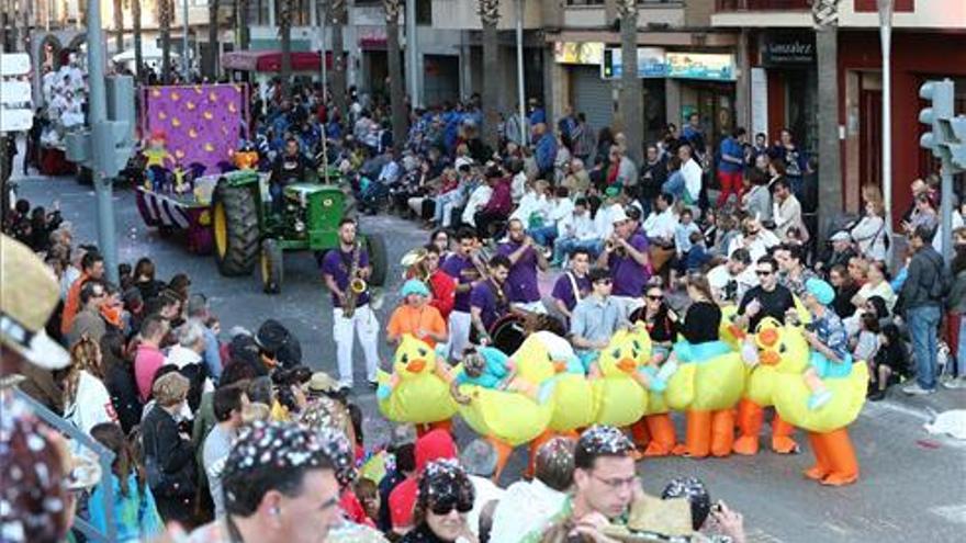 La cabalgata de fiestas llena las calles de crítica repleta de humor