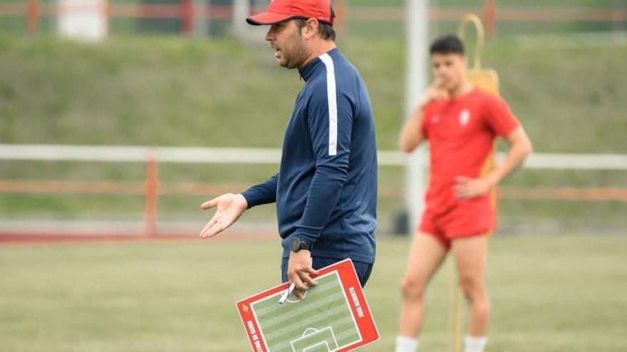 José Alberto, técnico del Sporting B, durante un entrenamiento