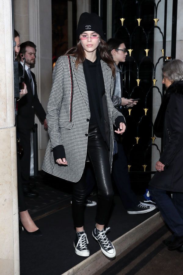 Kaia Gerber en París con pantalones de cuero y zapatillas Converse