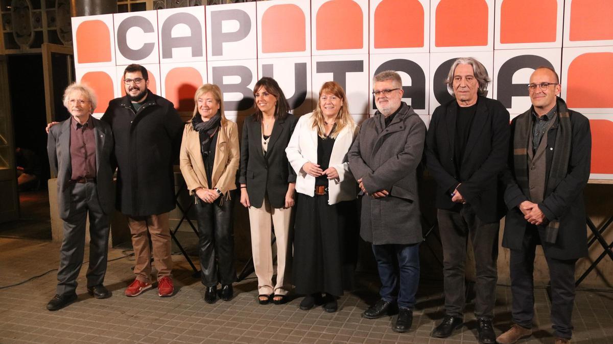 Fotografia de família amb els representants institucionals a la gala de cloenda de 'Cap Butaca Buida'.