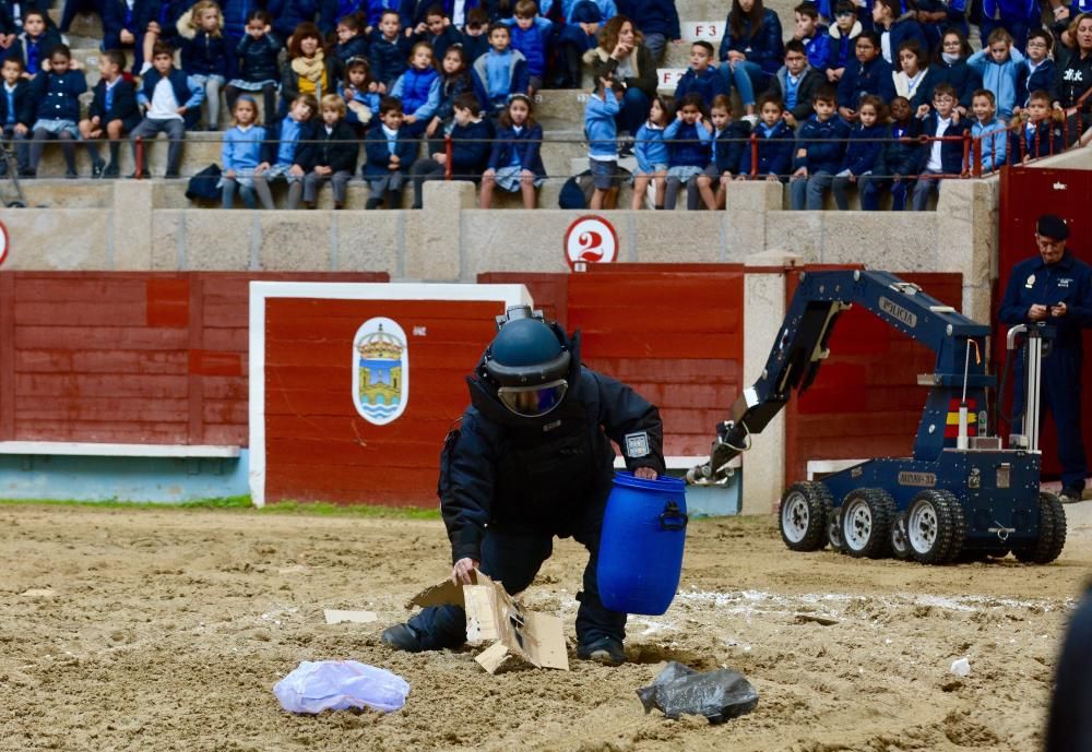 Los niños de Pontevedra descubren cómo es ser un policía nacional