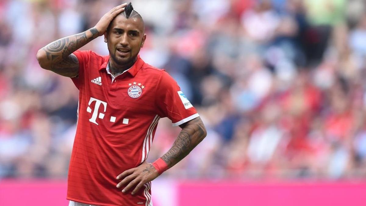 Arturo Vidal reacciona con incredulidad durante un partido del Bayern.