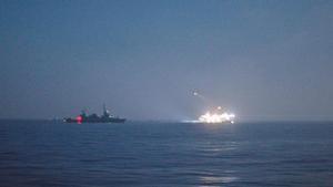 Un barco de la marina israelí intercepta en aguas internacionales a un grupo de barcos que transporta ayuda humanitaria para Gaza. Una decena de personas murieron y al menos otras 30 han resultado heridas