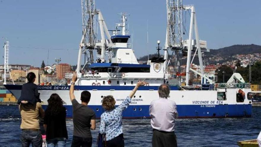 El oceanográfico &quot;Vizconde de Eza&quot;, el pasado sábado, en su partida desde Vigo hacia Terranova . // J. L.