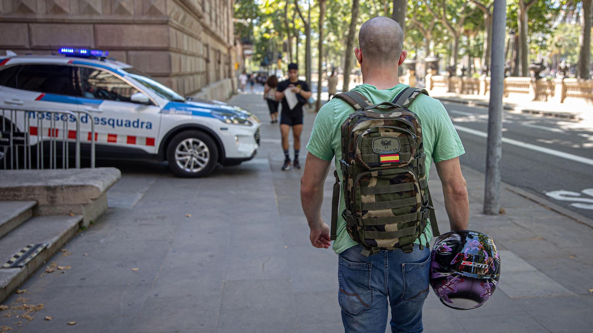 El vigilante de seguridad agredido por un grafitero, saliendo este martes de la Audiencia de Barcelona.