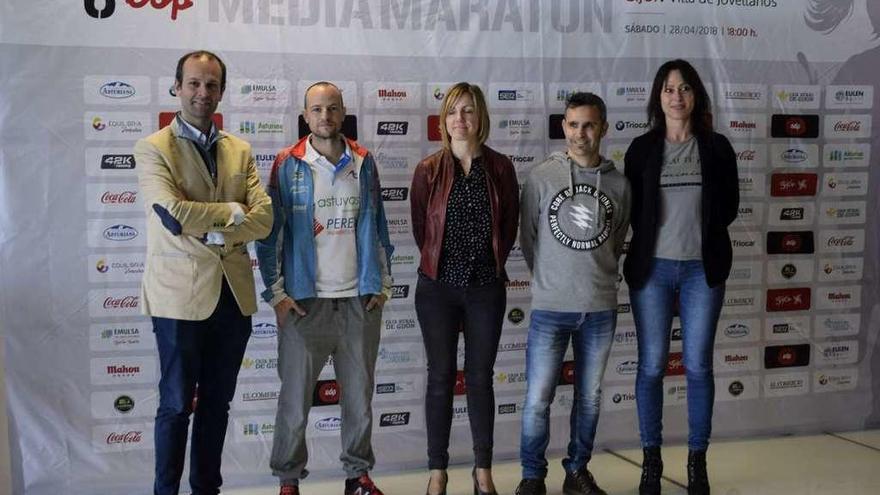 Por la izquierda, Miguel Ángel Martínez, representante de Triocar, uno de los patrocinadores de la carrera, Héctor Secades, Patricia Riestra, del Patronato Deportivo Municipal, Óscar Paniagua y Noemí Ruisánchez.