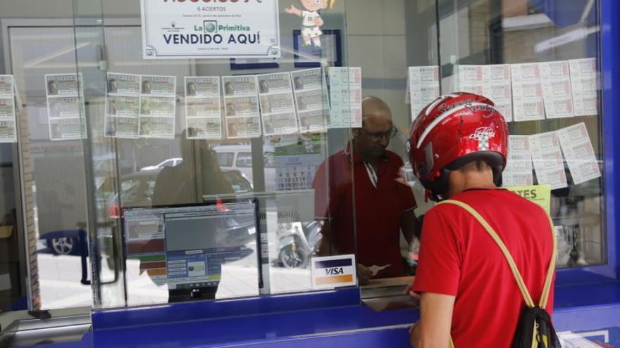 Un usuario en un establecimiento de Loterías de la ciudad