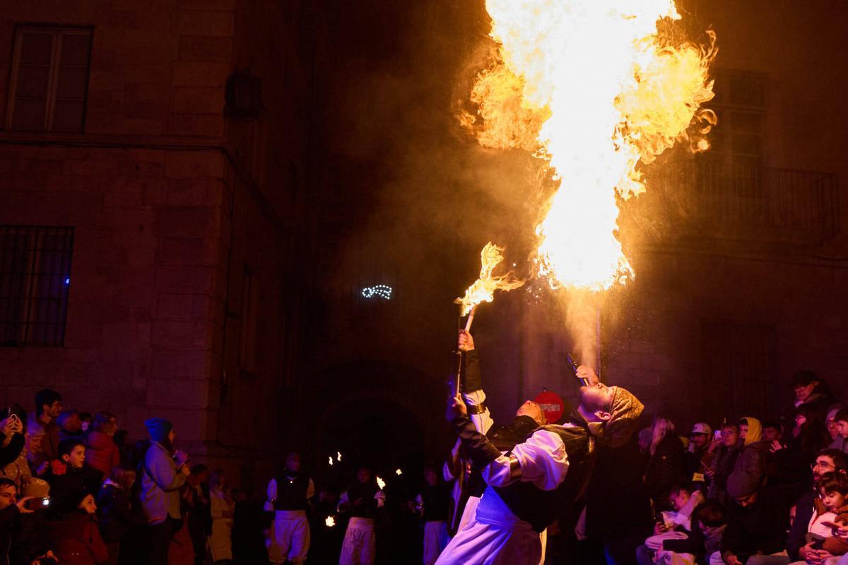 Les fotos de l'encesa de l’Estel d’Orient a la façana de la Catedral de Girona