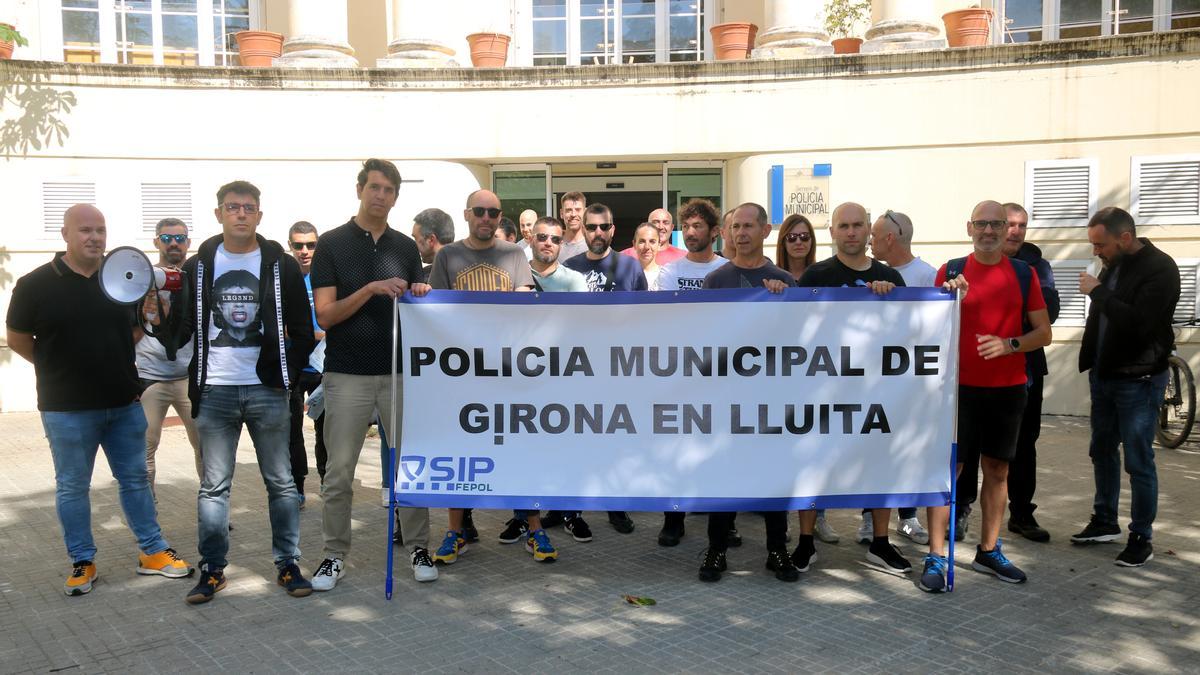 La concentració d'agents de la Policia Municipal aquest dimecres davant la comissaria de Bacià