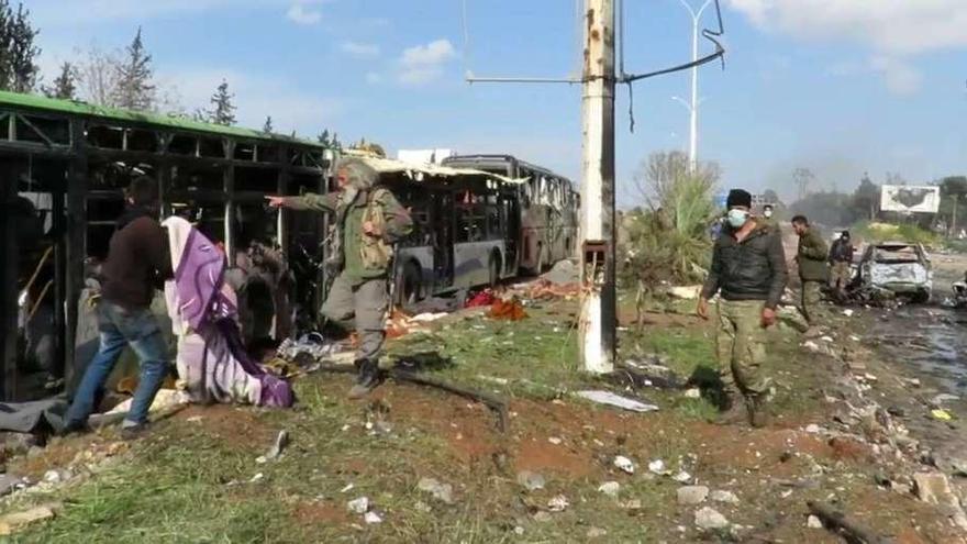 Decenas de muertos en un atentado contra un convoy de evacuados en Alepo