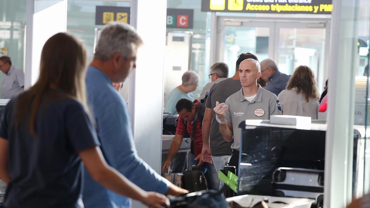 Accesos a los controles de seguridad en el aeropuerto de El Prat, el primer día de huelga.