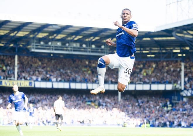 Richarlison, del Everton, celebra el primer gol durante el partido de fútbol de la Premier League inglesa entre el Everton y el Manchester United que se celebra en Goodison Park.