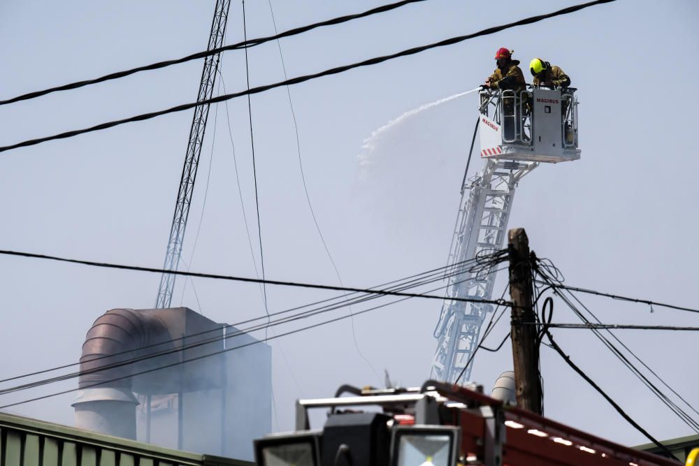 Los Bomberos han pedido a los vecinos que cierren puertas y ventanas para evitar el humo