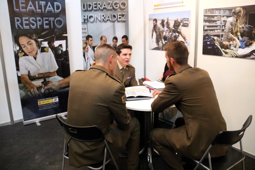 Els militars, uniformats, a l'ExpoJove de Girona