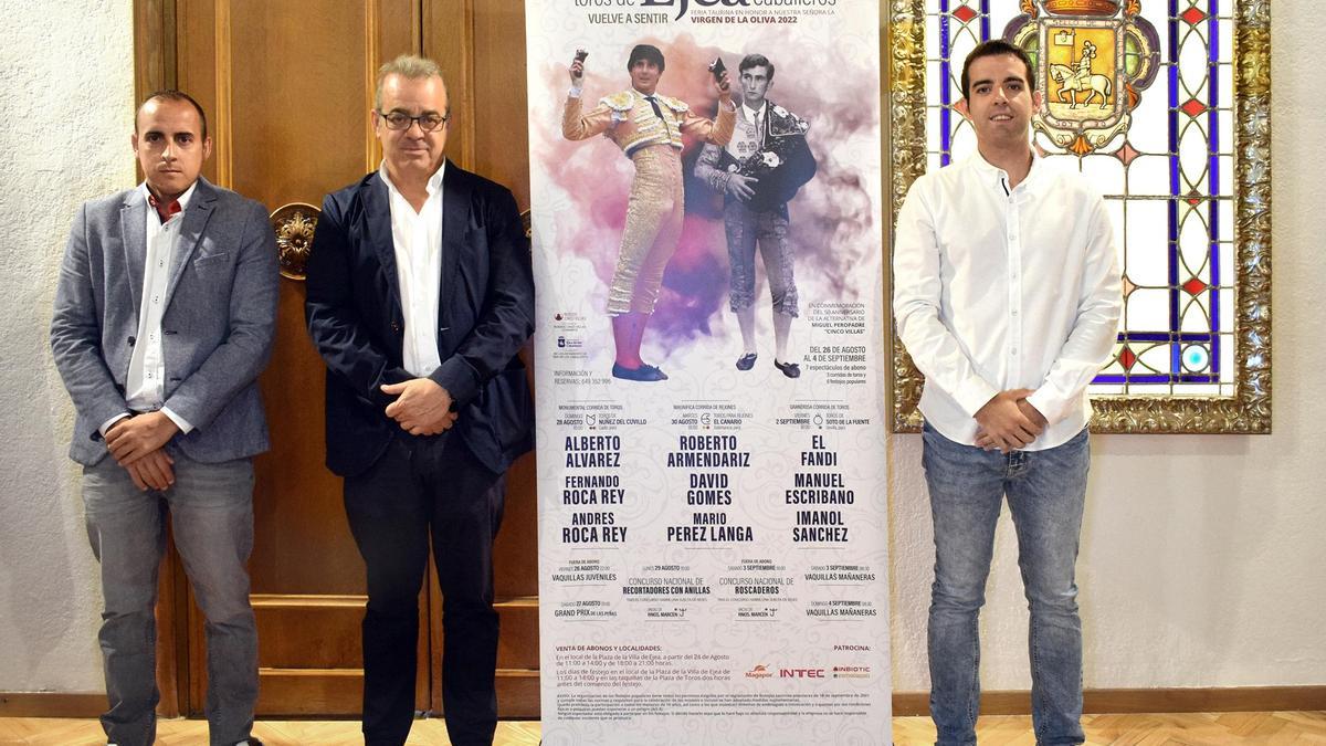 Miguel Ángel Peropadre (sobrino de Miguel Peropadre &quot;Cinco Villas&quot;), Jesús Mena (Empresario) y Sergio Pérez (Concejal de Festejos del Ayto. de Ejea) durante la presentación de la Feria.