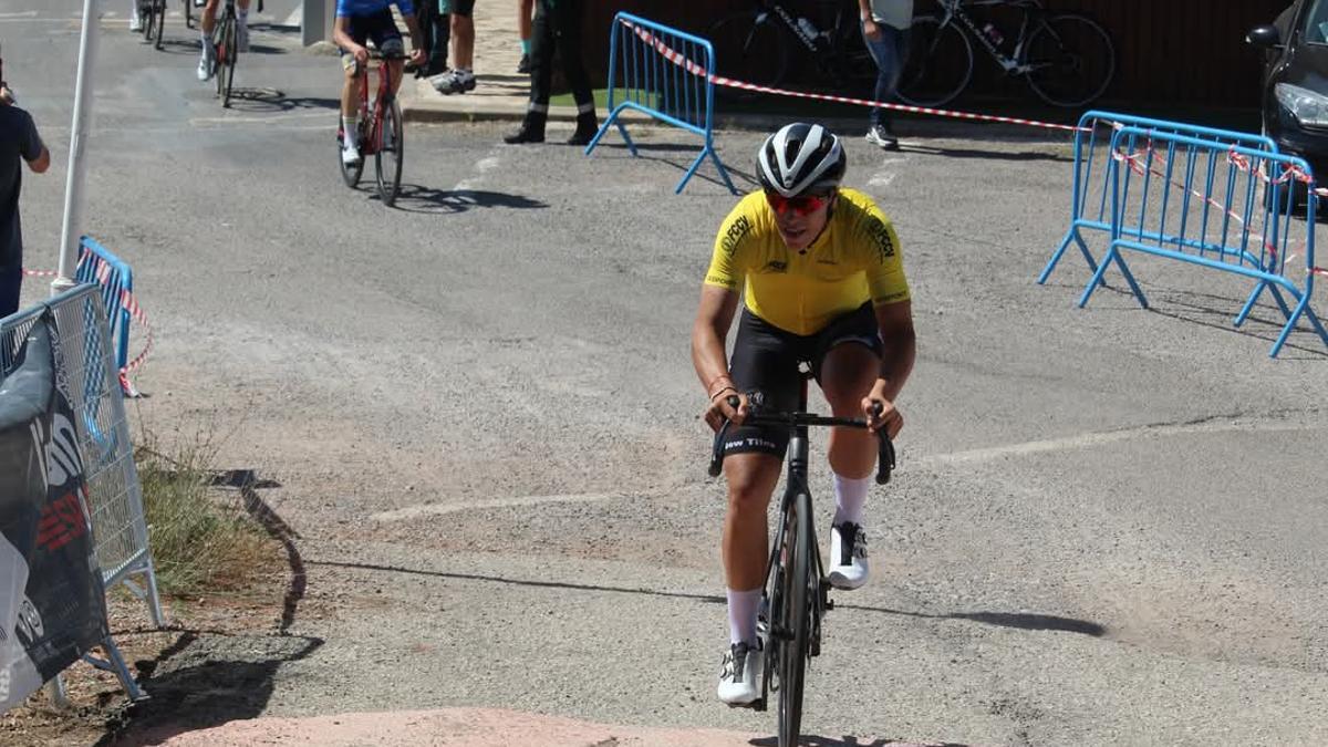 Ciclistas en el Trofeo de Estivella.