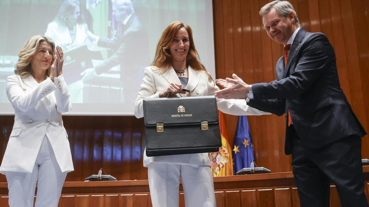 Mónica García toma posesión de su cartera como ministra de Sanidad