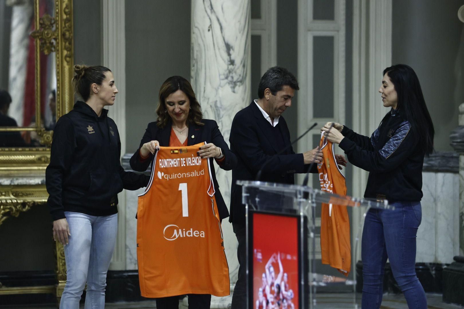 Las campeonas visitan el Ayuntamiento