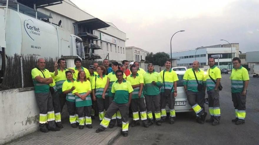 Trabajadores y los representantes de la empresa, ayer en Manacor.