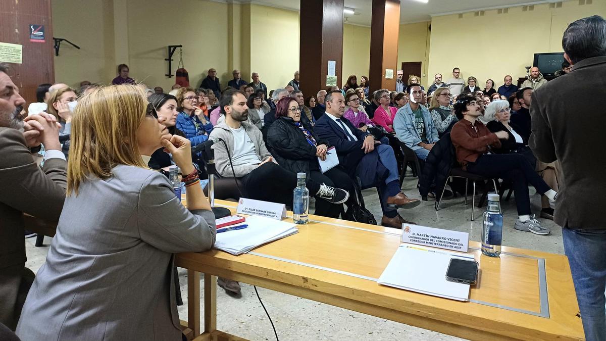 Pilar Bernabé durante la reunión con los vecinos.