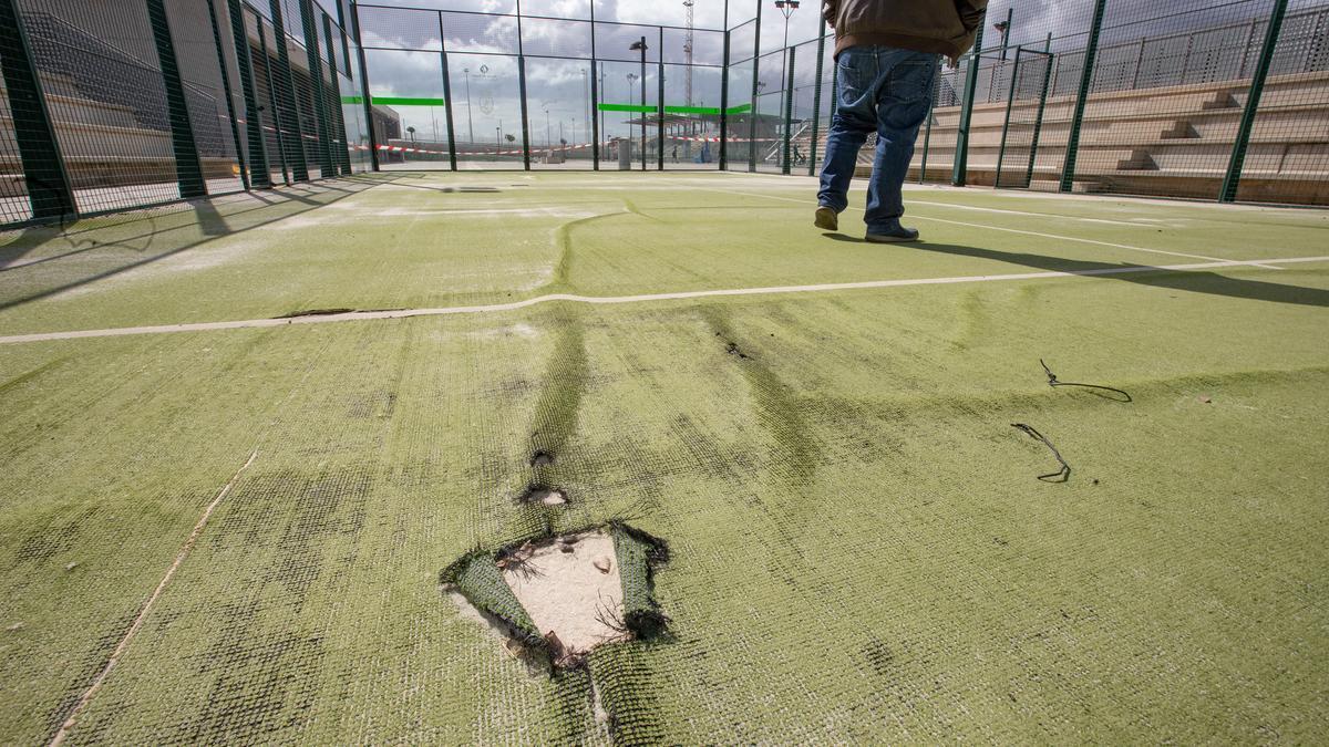 Detalle de las pistas de pádel cerradas a los usuarios desde hace más de tres años