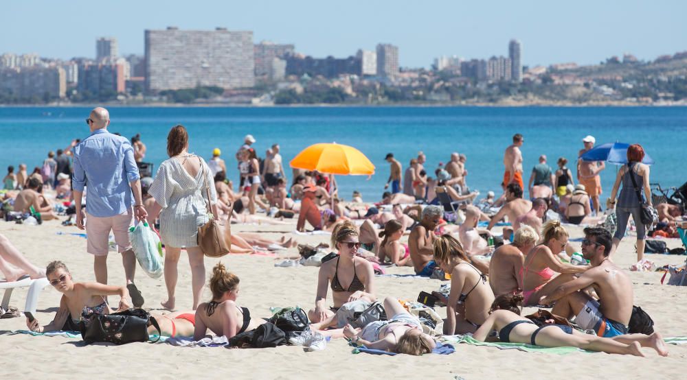 Las altas temperaturas llenan la playa del Postiguet