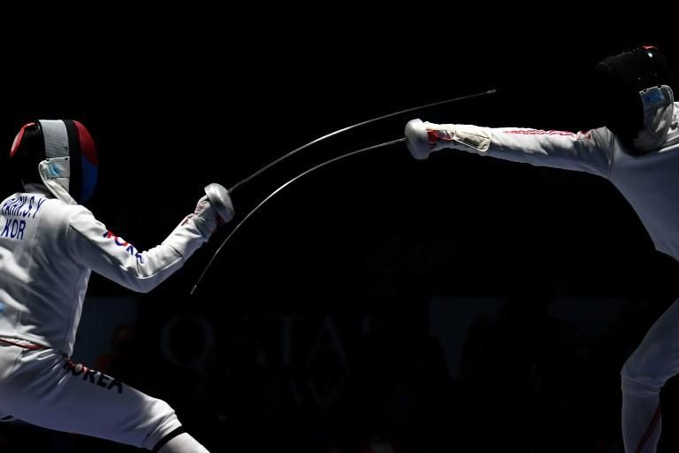 Park Sang Young de Corea del Sur compite contra Koki Kano de Japón en la semifinal individual de espada masculina durante los Juegos Asiáticos 2018 en Yakarta.