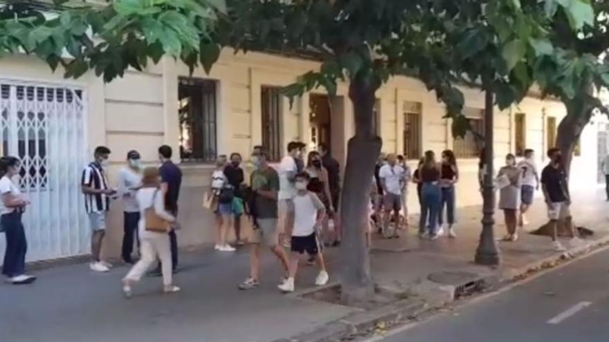 Colas en los alrededores de Mestalla para recibir la vacuna