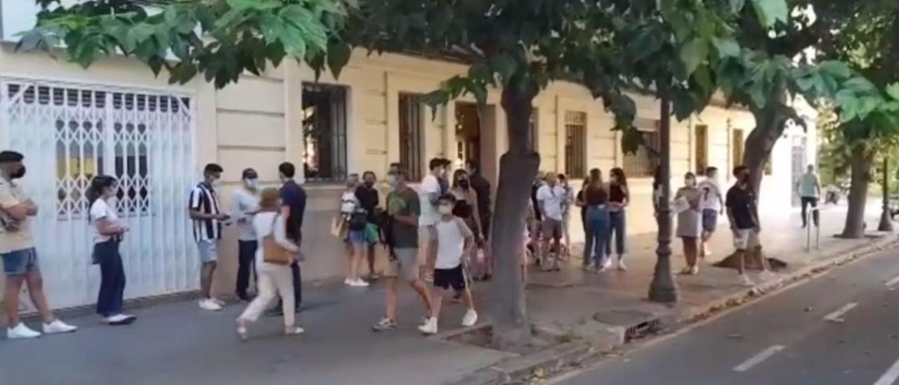 Colas en Mestalla para recibir la vacuna