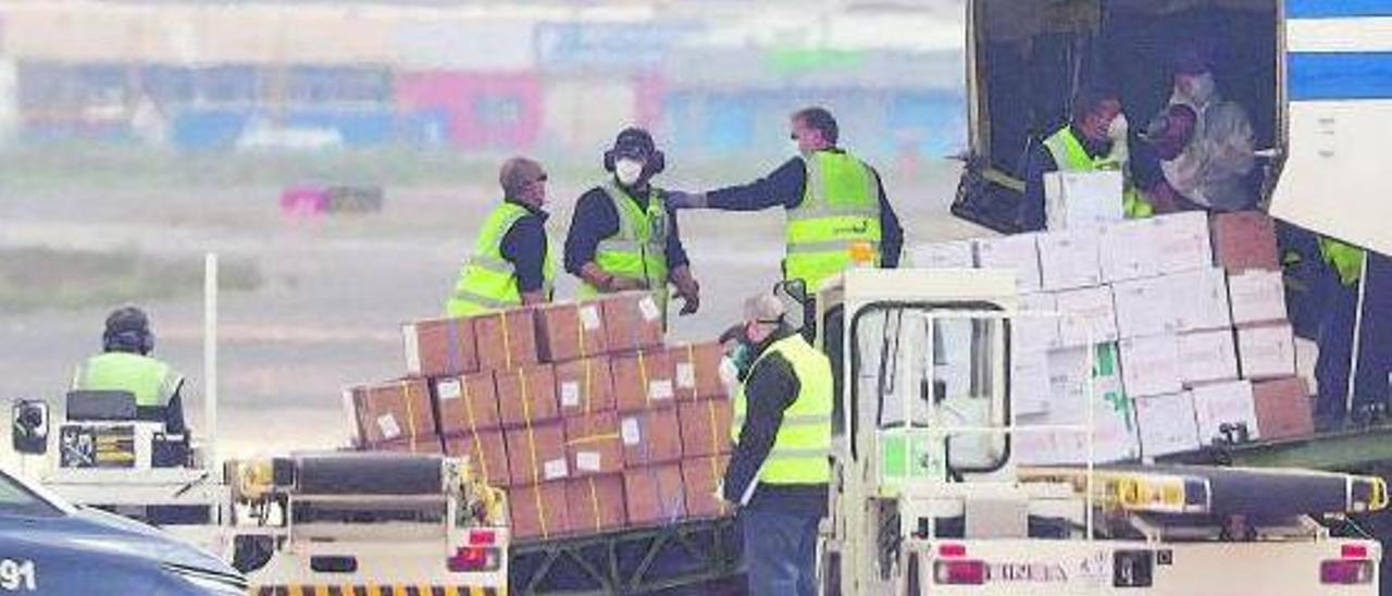 Llegada de un avión con material sanitario al aeropuerto de Manises, en abril de 2020. | J.M. LÓPEZ