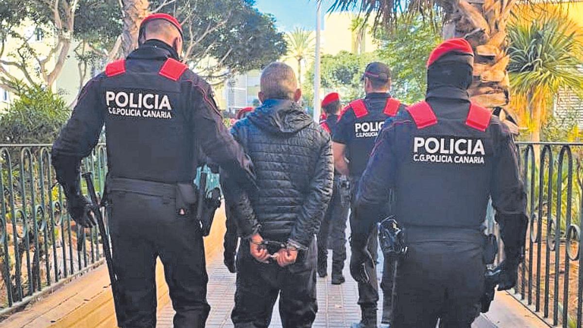 Efectivos de la Policía Canaria en otra intervención.