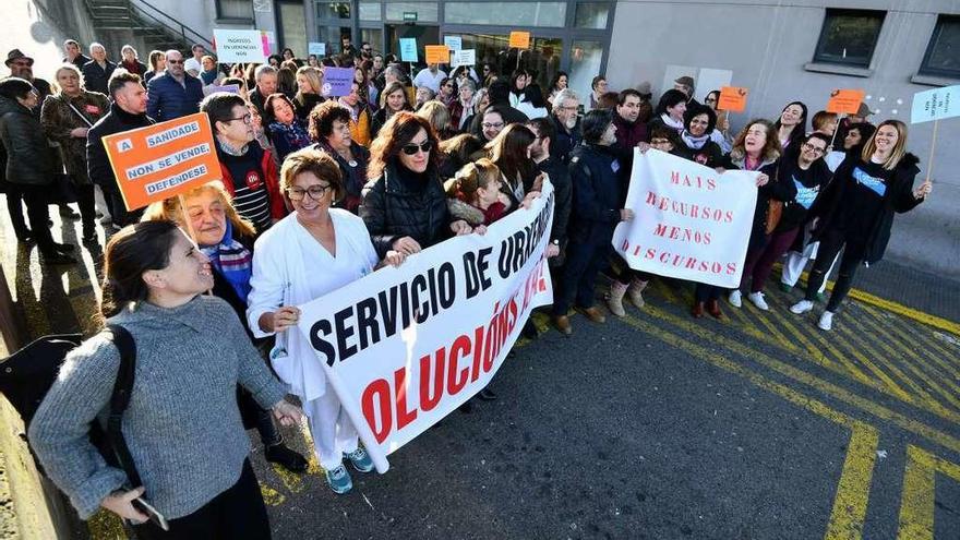 Una imagen de la protesta que celebraron ayer los trabajadores a las puertas del servicio de Urgencias de Montecelo. // Gustavo Santos