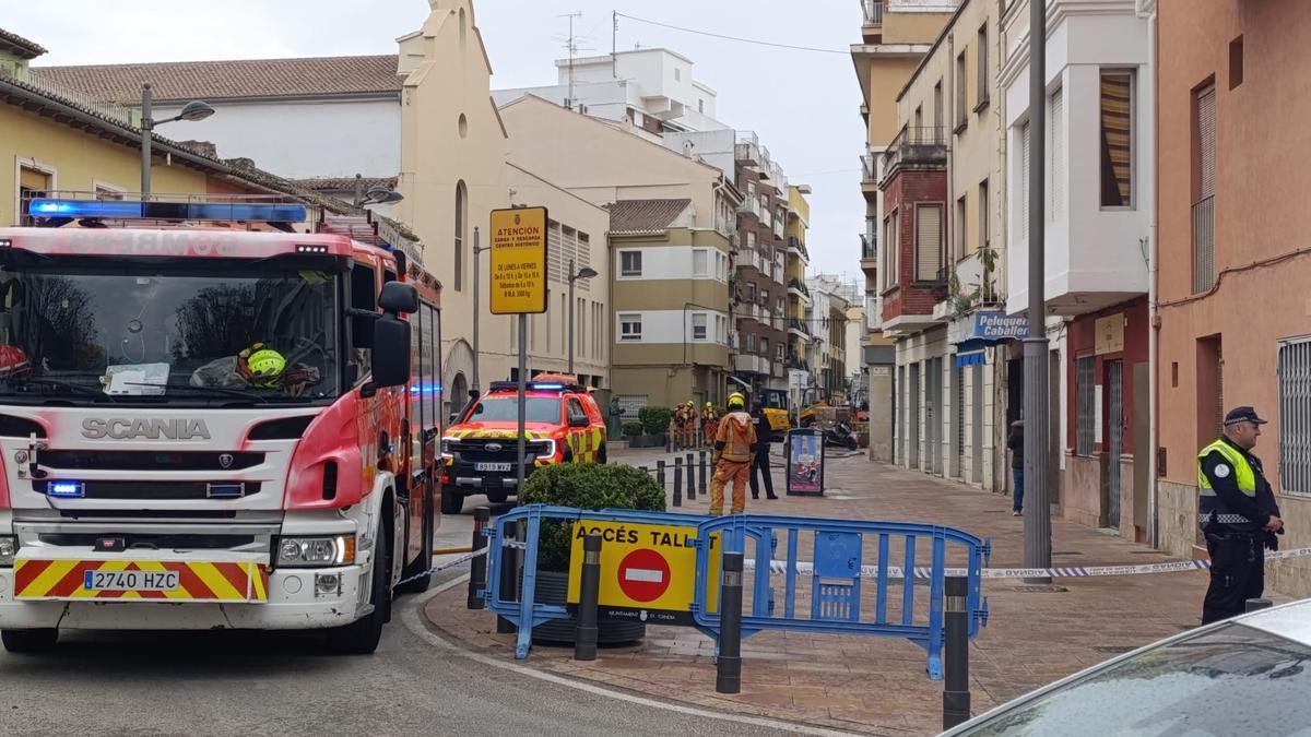 Bomberos y Policía Local en la zona donde se ha producido el escape de gas de Gandia