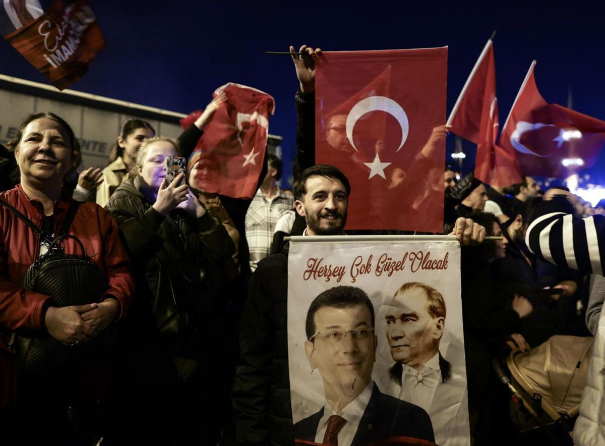 L’oposició turca derrota Erdogan i manté les grans ciutats