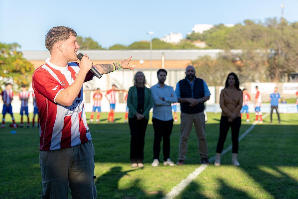 Fredrik Strand canta el nou himne del Llançà.