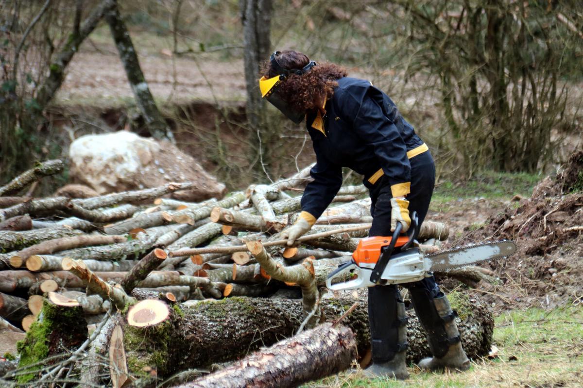 Clara Santamaria, presideix Dones de Bosc Clara Santamaria, presidenta de l'associació de propietàries forestals Dones de Bosc, treballant a la seva finca de Capolat, al Berguedà
