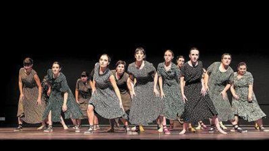 Fragment de «Fiblades», espectacle en què intervenen 21 dansaires, dels quals quatre són nois i la resta noies | MIREIA VILASECA/LA GOKA FOTOGRAFIA
