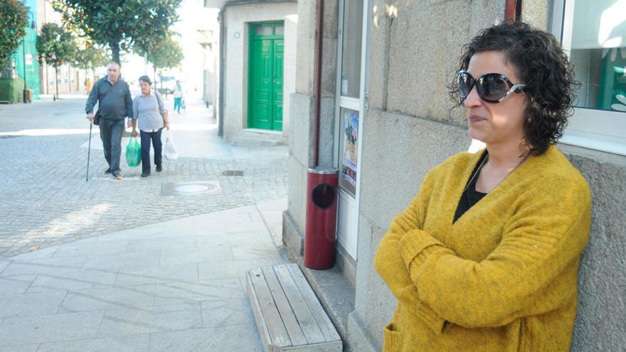 Yaisa Rial, junto a la puerta de su estanco en Cambados. // I. Abella