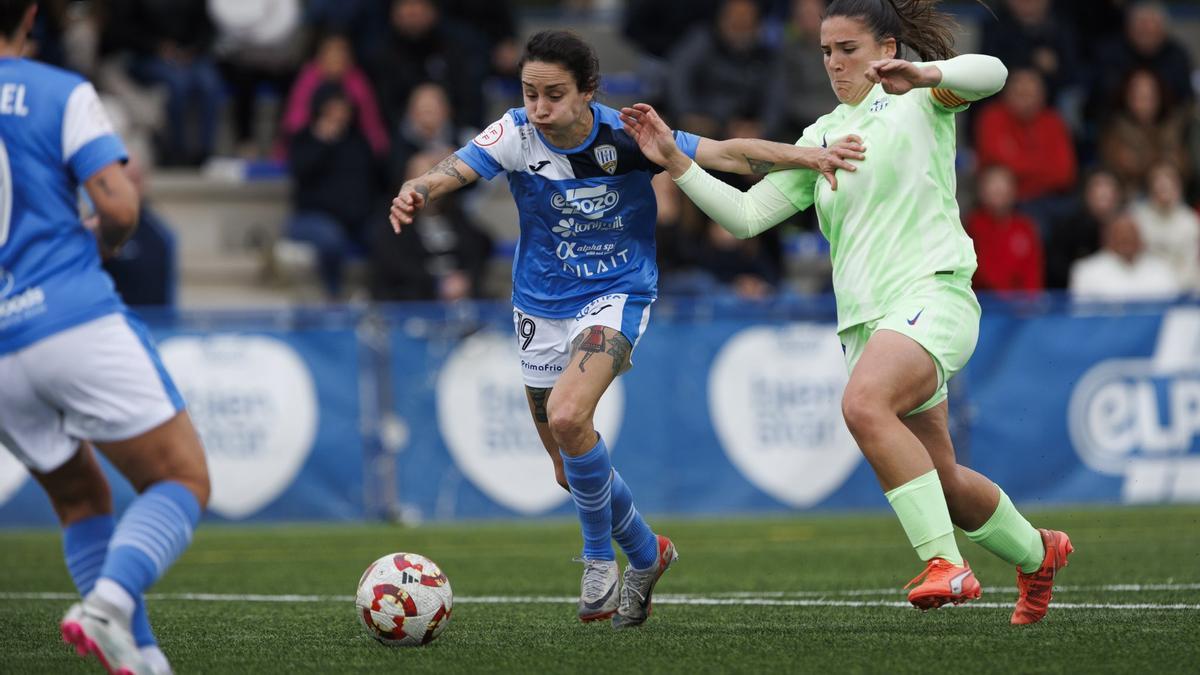 Belén, futbolista del Alhama ELPozo, durante una acción del partido.