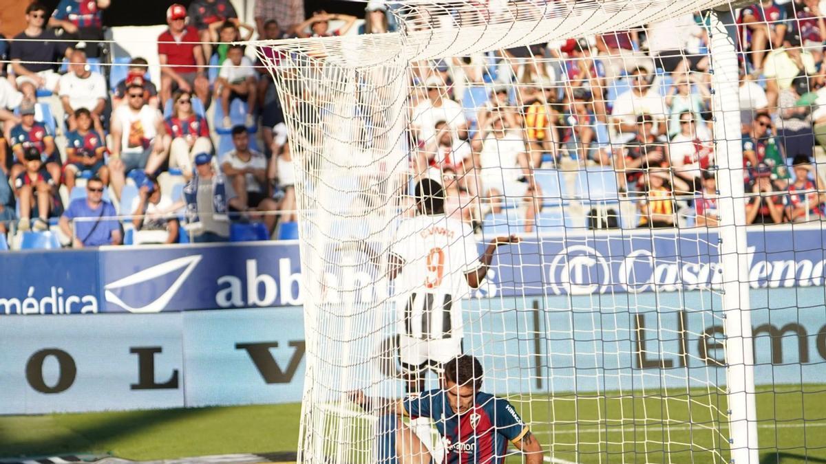 Camara celebra el gol del Castellón en Huesca (0-1)